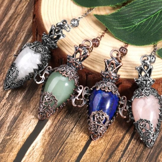 Pendentif femme au style bohème avec des motifs floraux.
Structure en métal vieilli entourant ce pendentif femme 