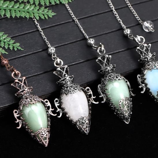 Pendentif femme cage de cristal et sa pierre rose quartz.