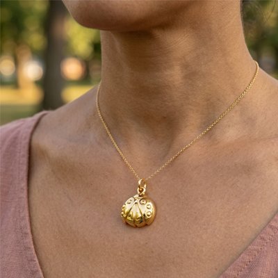 Pendentif femmes artisanal qui capte subtilement la lumière naturelle.