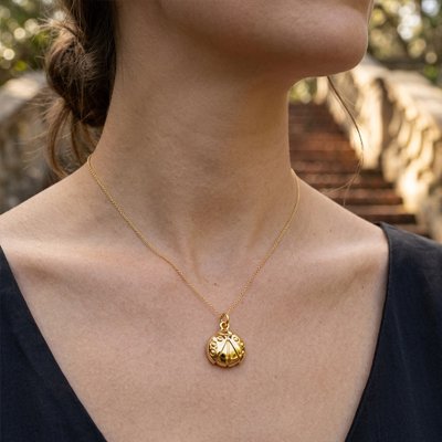 Pendentif femmes intemporel en or jaune brillant et bombé.