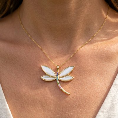 Pendentif libellule en nacre, symbole de transformation et nature