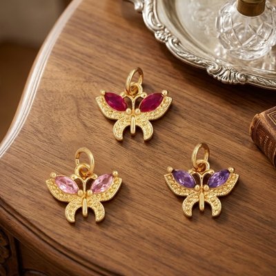 Pendentifs femme papillon en or jaune et pierres colorées