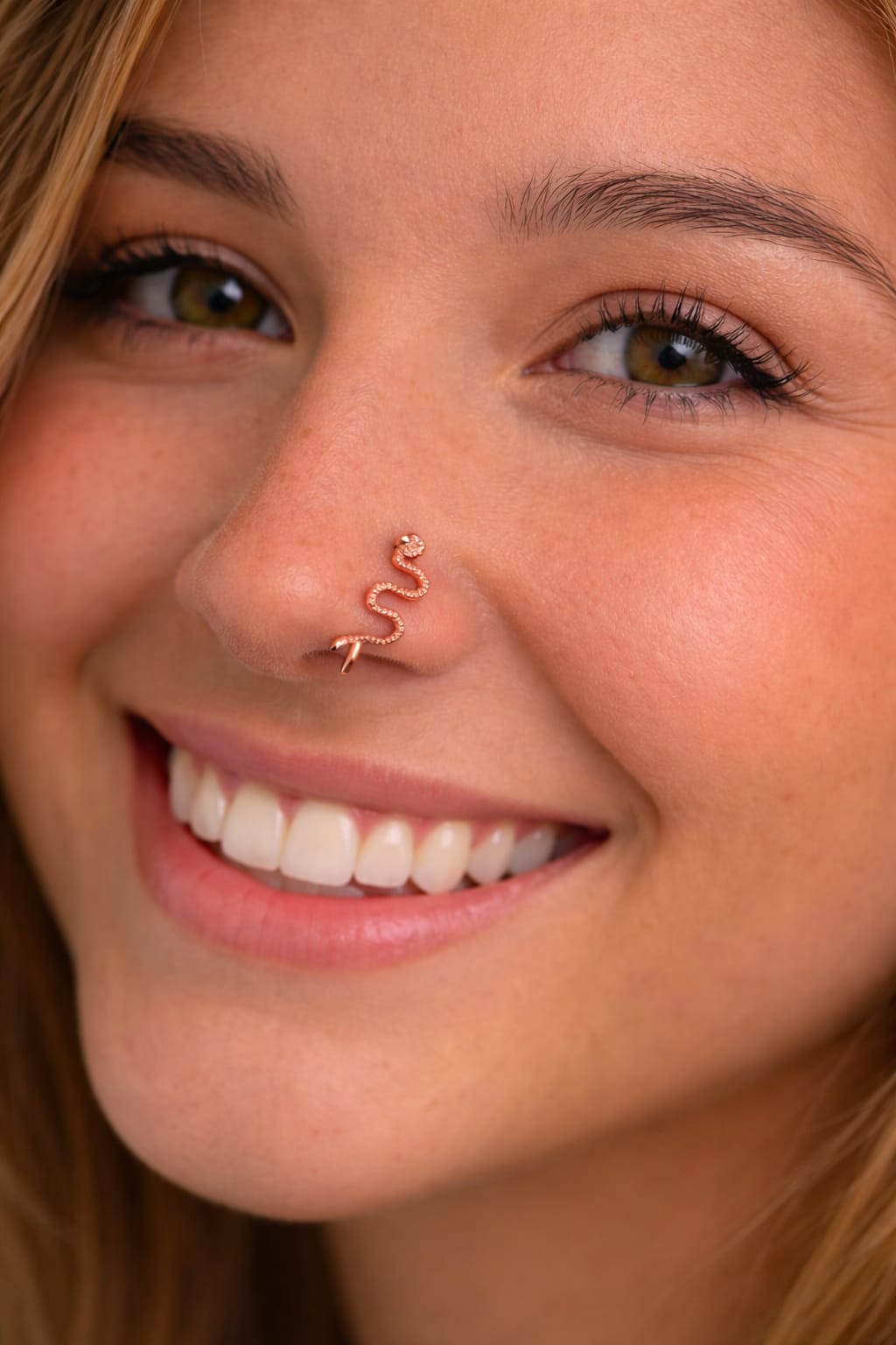 Piercing  anneau au nez serpentin doré réaliste sans douleur pour femme.