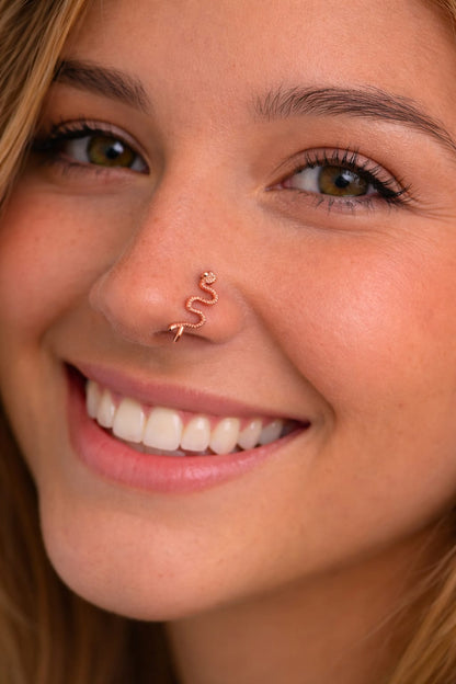 Piercing  anneau au nez serpentin doré réaliste sans douleur pour femme.