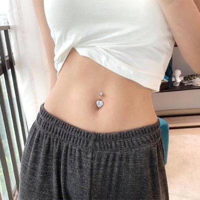 Piercing anneau nombril en acier chirurgical aux cristaux étincelants.