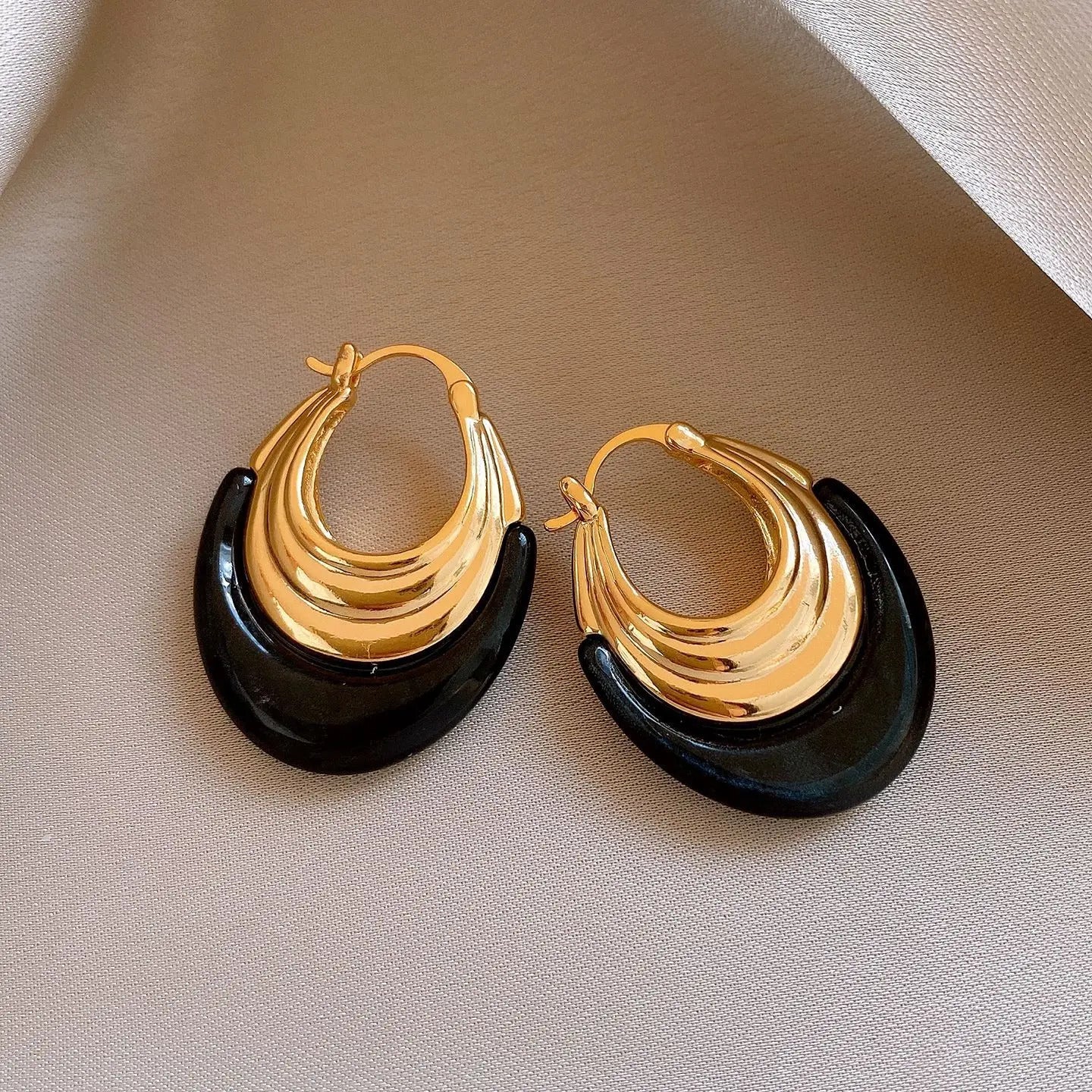 Piercing conch anneau discret pour toutes les occasions.