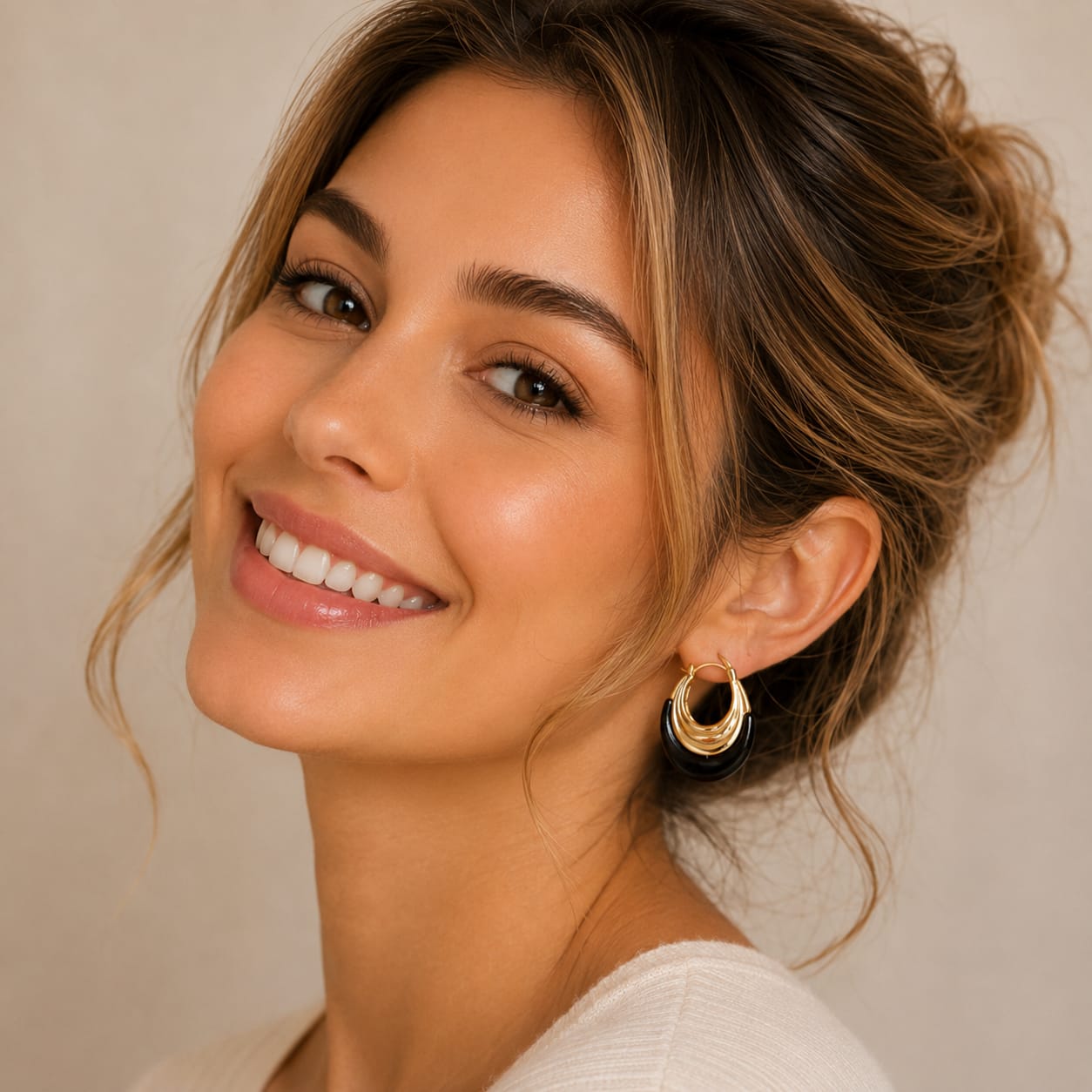Piercing conch anneau marron en résine légère et élégante.