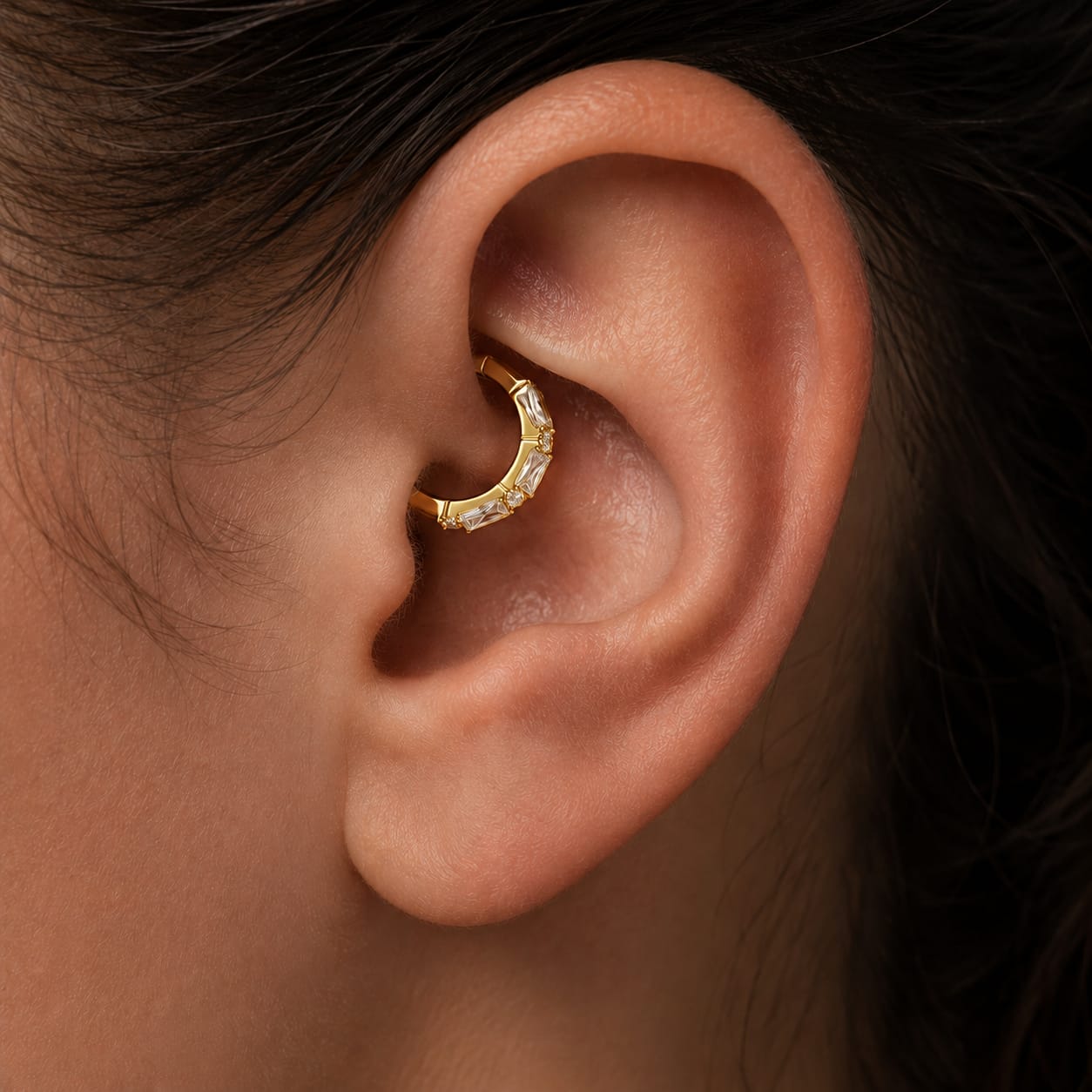 Piercing conche avec créole à charnière ornée de zircones