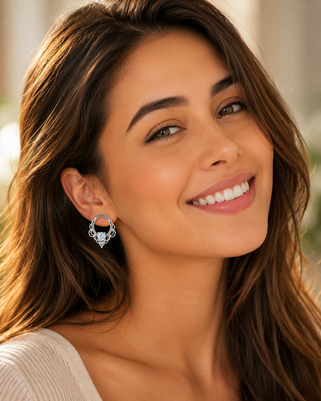 Piercing d'oreille avec un anneau conch orné de strass.