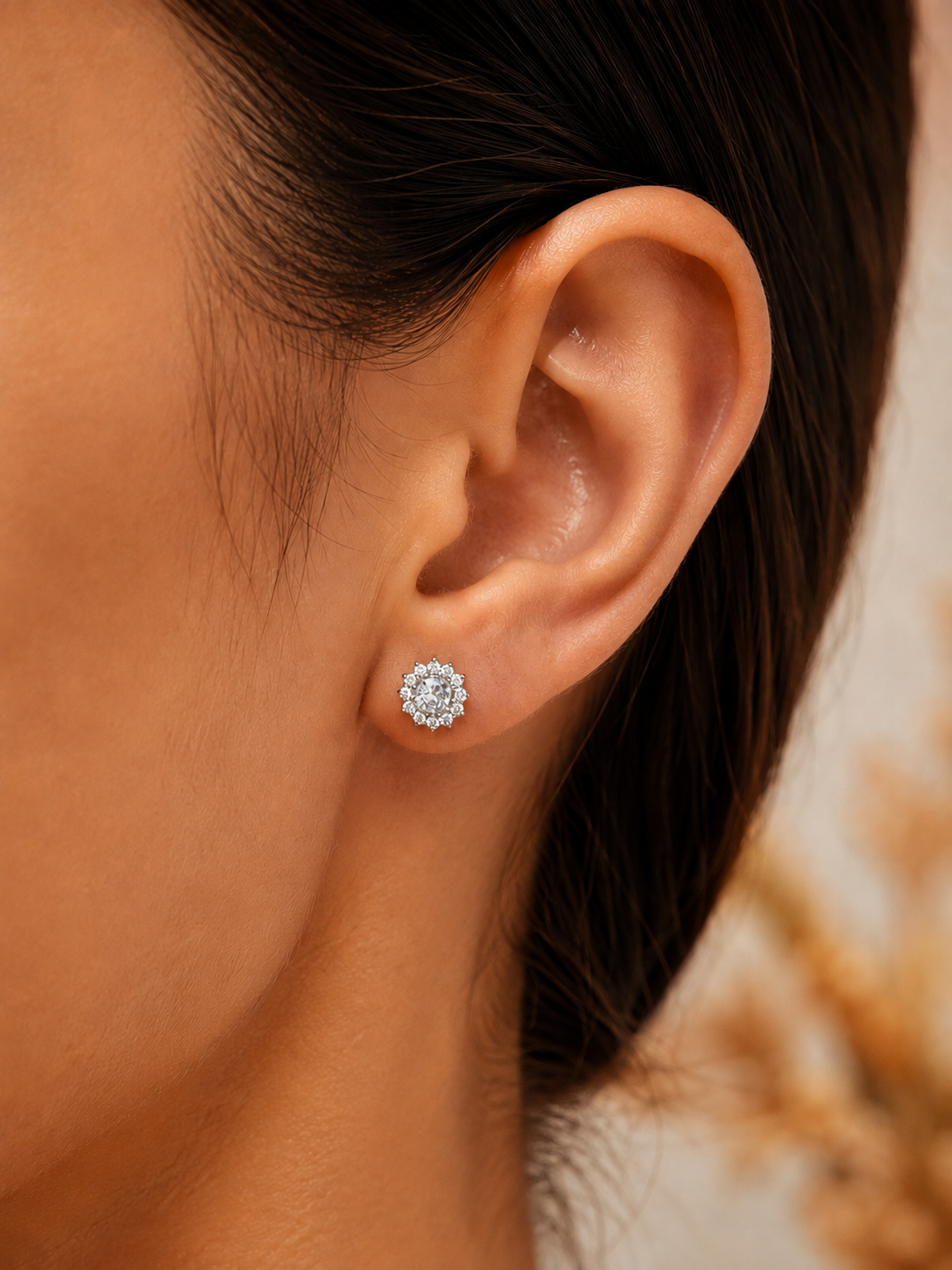 Piercing daith en titane au design floral raffiné.