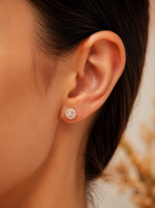 Piercing daith floral scintillant pour oreille élégante.