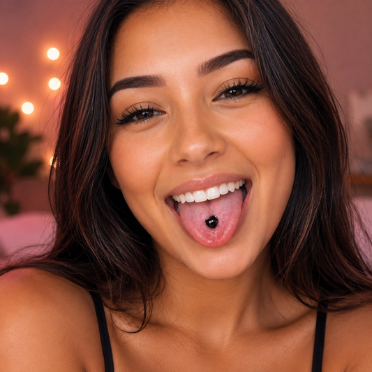 Piercing de langue en acier titane avec motif cœur rouge.