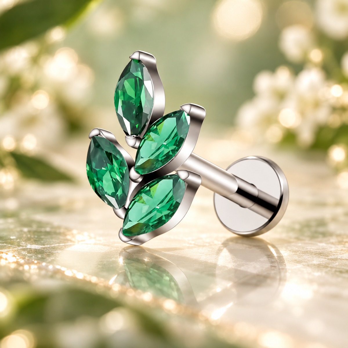 Piercing hélix vert émeraude  en titane et zircon.
