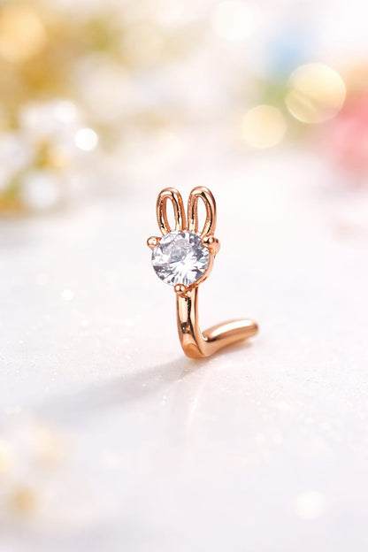 Piercing narine élégant en forme de lapin en or rose avec pierre scintillante.