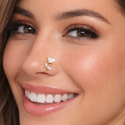 Piercing nez anneau discret avec motif double fleur étincelant.