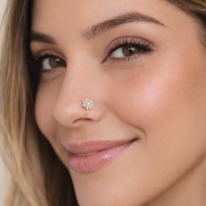 Piercing nez anneau orné de zircons brillants et fleurs délicates