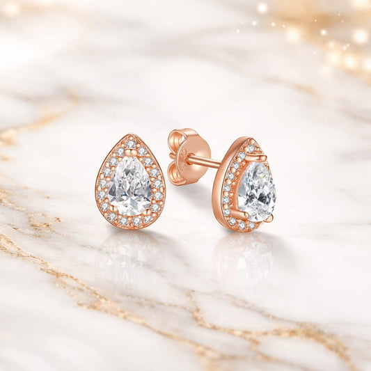 Piercing oreille helix en anneau doré avec de petits cristaux.