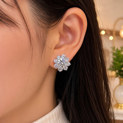 Piercing the conch argenté et brillant avec zircons blancs.