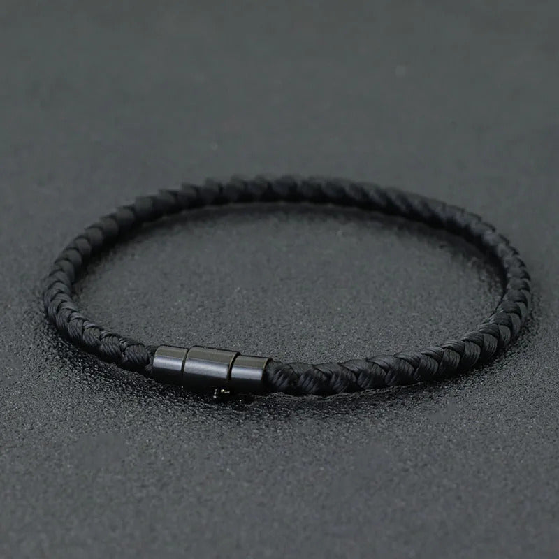 Porteseulouavecunemontrecebraceletmagnetiqueajouteunetouchedestyletoutencontribuantaunmeilleurequilibreenergetique