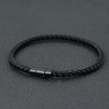 Porteseulouavecunemontrecebraceletmagnetiqueajouteunetouchedestyletoutencontribuantaunmeilleurequilibreenergetique