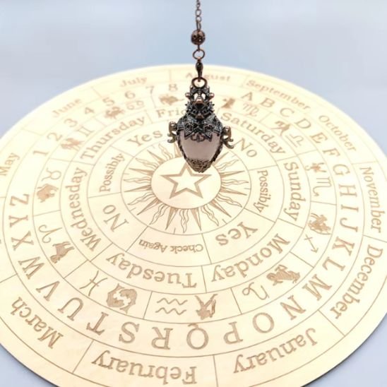 Structure en métal vieilli entourant ce pendentif femme unique.