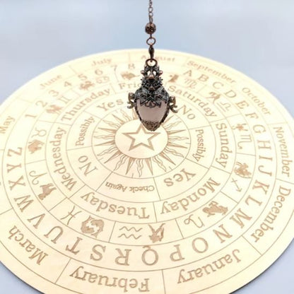 Structure en métal vieilli entourant ce pendentif femme unique.