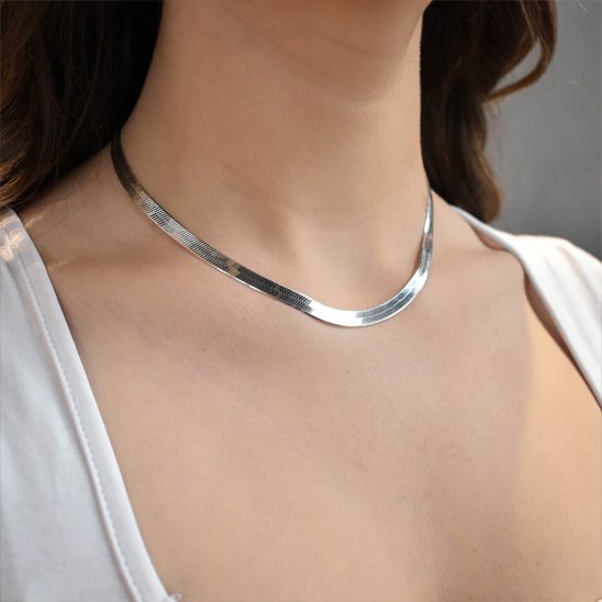 Trois colliers fins en or jaune, argent et or rose