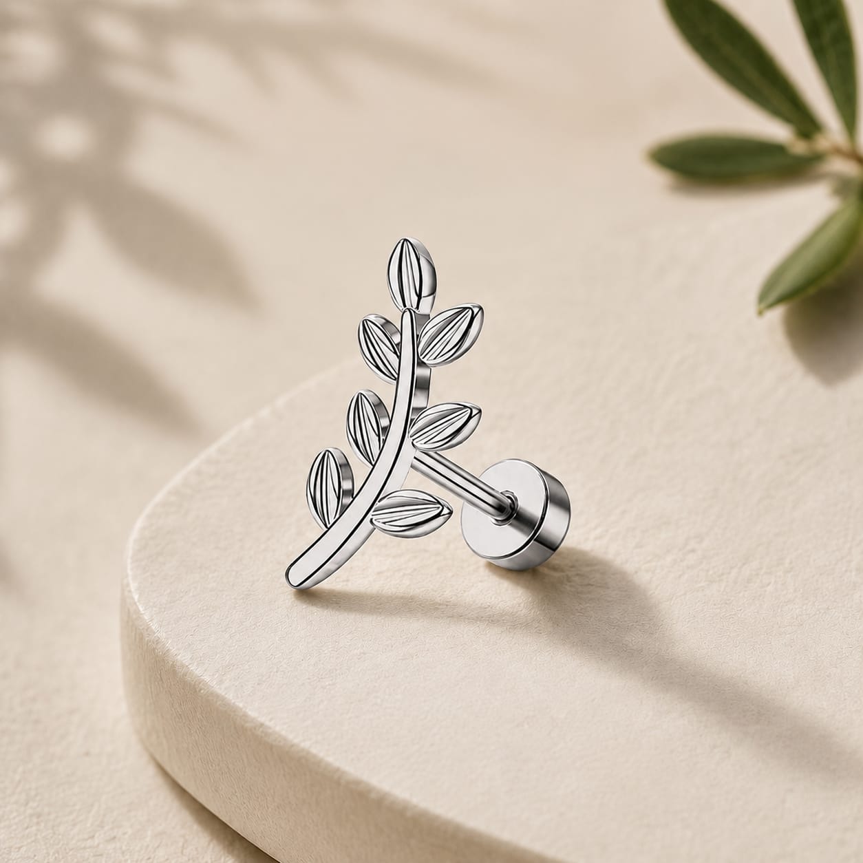 Un discret bijou plat pour piercing conch à l’oreille.