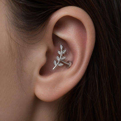 Un magnifique piercing conch habillant le creux auriculaire.