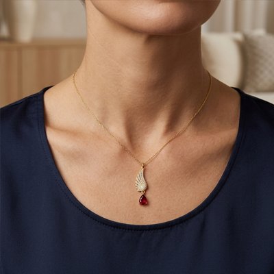 Zoom sur la bélière d'un pendentif collier femme doré, facile à glisser sur une chaîne fine.