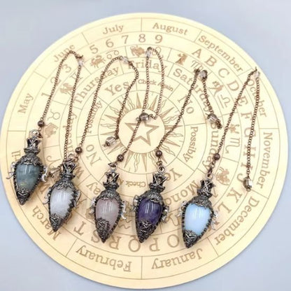 Zoom sur les détails gravés d'un pendentif femme mystique.