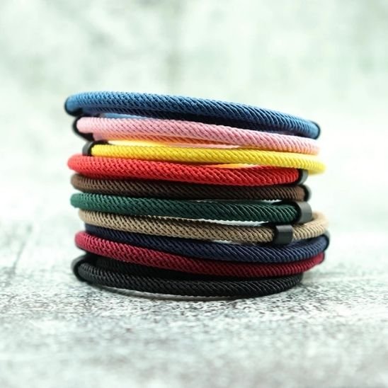 Accessoire unisexe adapte aussi bien aux femmes qu aux hommes grace a son style épuré