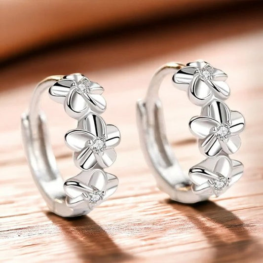 Boucle d'oreille creole en argent au motif floral