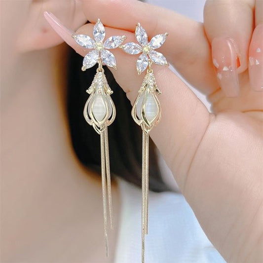 Boucle d’oreille florale dorée à cristal et perle nacrée