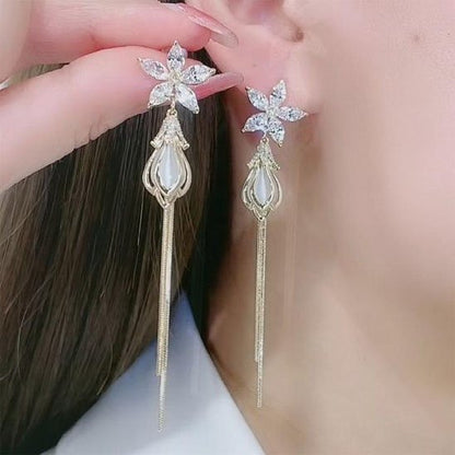 Boucle d’oreille longue florale métal brillant et cristal