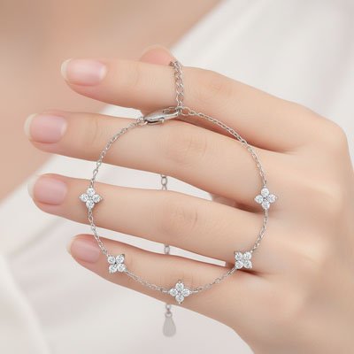  Bracelet avec motif trefle a quatre feuilles incruste de zircons scintillants pour un style elegant et porte bonheur