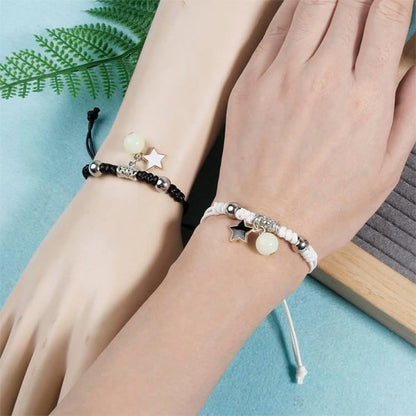 Bracelet couple​  aimanté porté au poignet