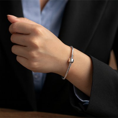 Bracelet élégant avec fermoir magnétique poli miroir pour femme.