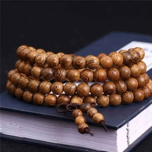 Bracelet enroulable en perles de bois naturel avec grain apparent et finitions artisanales