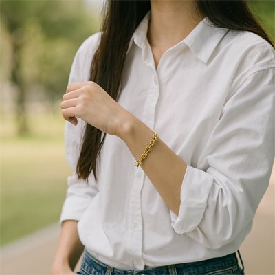 Bracelet féminin orné d'un médaillon rond ,idéal pour une touche personnalisée .