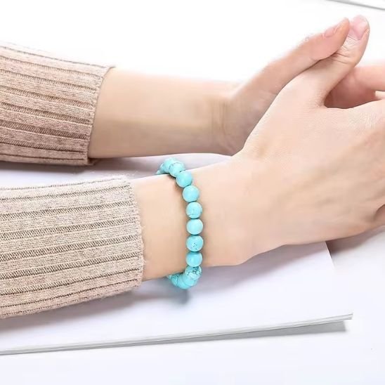 Bracelet femme en perles turquoise bleu ciel et blanc marbré, élastique souple pour un confort optimal et un style naturel.