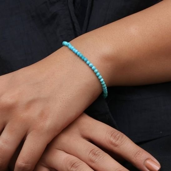 Bracelet femme en perles turquoise naturelle ou synthétique, design élastique minimaliste pour un style bohème décontracté.