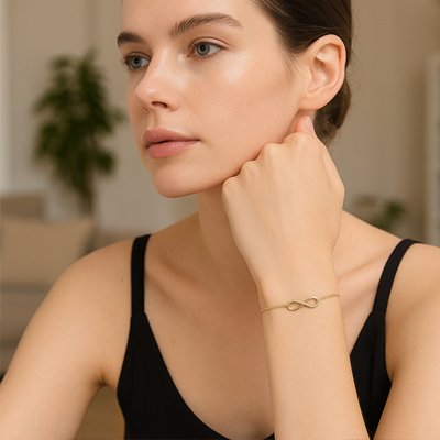  Bracelet femme finition double or et argent, chaîne fine et ajustable, bijou intemporel pour toutes occasions.