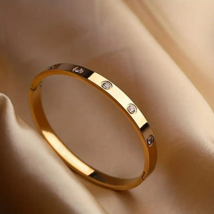  Bracelet finition miroir avec bords arrondis pour un confort optimal et une allure haut de gamme