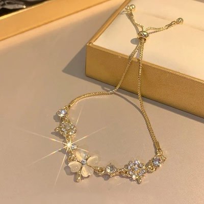 Bracelet floral doré avec trèfles et perles nacrées pour une allure romantique