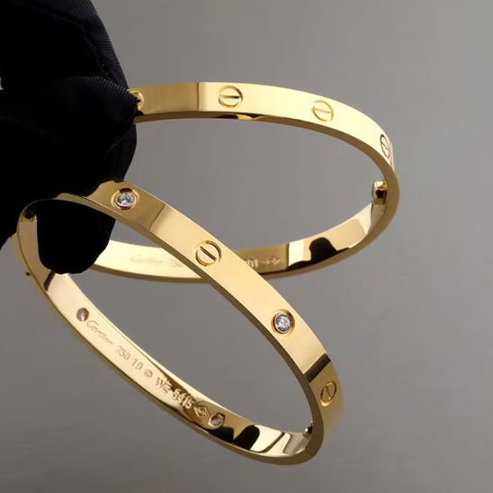 Bracelet orné de cristaux véritables et de motifs de vis pour un rendu élégant et luxueux