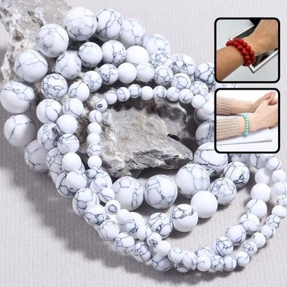 Bracelet perles turquoise synthétiques à effet marbré, adapté à toutes tailles grâce à son élasticité et son design épuré.