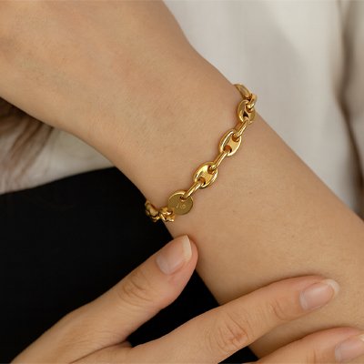 Bracelet pour femme avec médaillon circulaire élégant et raffiné.