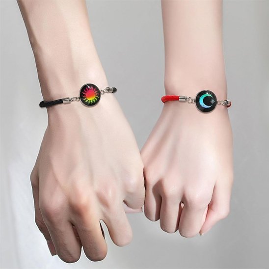 Bracelet soleil et lune pour couple illustrant harmonie et connexion