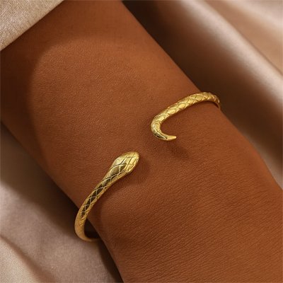 Certains modeles ouverts  s ajustent facilement au poignet permettant un port pratique et personnalise 